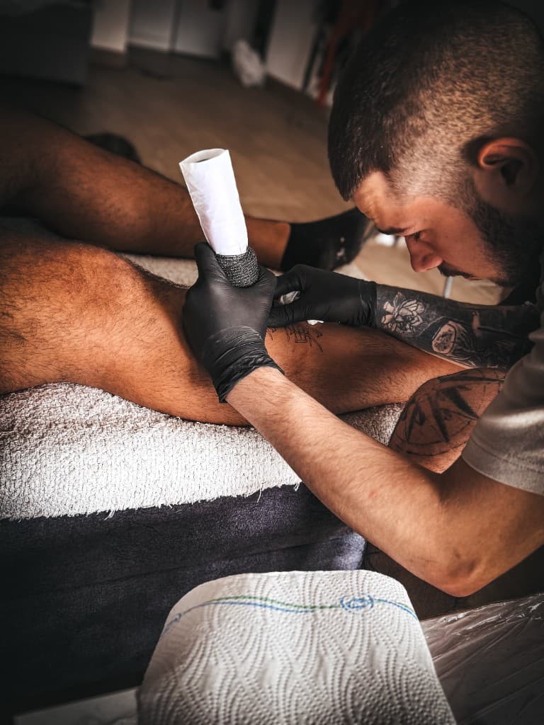 Tattoo umetnik na poslu u studiju